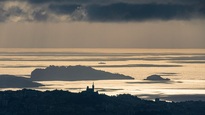 Marseille depuis le massif de l'étoile au coucher du soleil