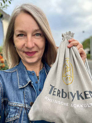 Christina Dehn mit Brötchen von Terbeyken