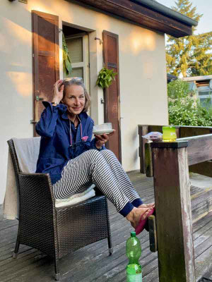 Christina Dehn auf ihrer Terrasse