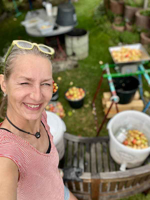 Christina Dehn bei der Apfelernte 2025