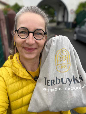Christina Dehn mit Brötchen von Terbeyken