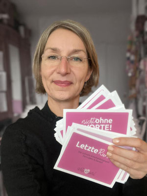 Christina Dehn präsentiert die unterstützenden Kartensets von artemori