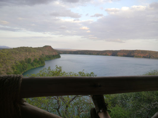 der Lake Challa und im Hintergrund Kenia