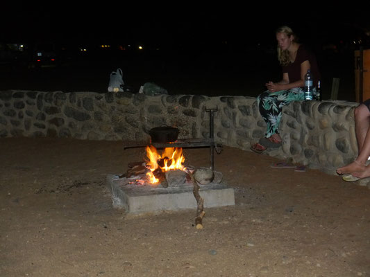 überm Feuer kochen in der Wüste