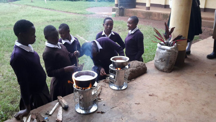 Die Schüler beim Tee kochen