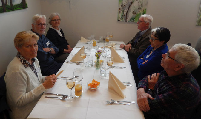 Mittagessen: Elisabeth, Glenn, Monika - Kanu, Annalies, Tuba