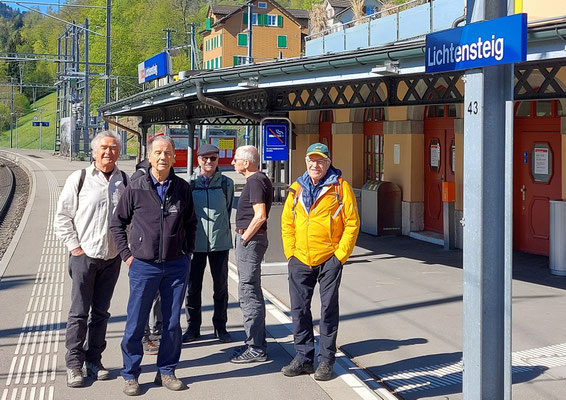 Lichtensteig Bhf: ungeplante Sonnenanbeter