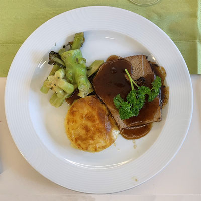 Kalbsschulterbraten, Härdöpfelgratin, Krautstiel