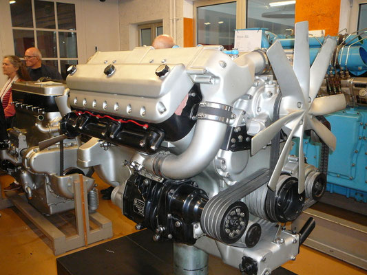 Saurer 12-Zylinder Motor