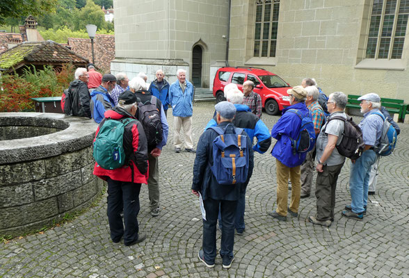 Delta informiert vor der Nydeggkirche.