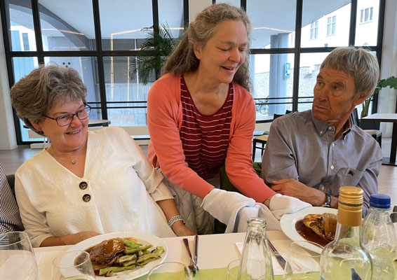 ...bedient die Teilnehmer...