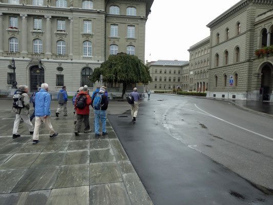 Am Bundeshaus vorbei.