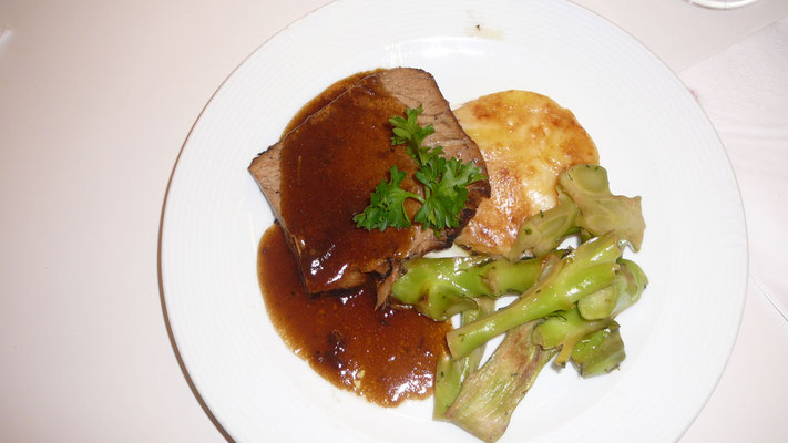 Mittagsmenü: Kalbsschulterbraten, Härdöpfelgratin, Krautstihl