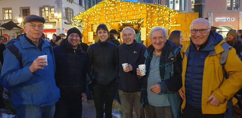 Glühwein am Fronwagplatz: Gun, Jörg (Piper jun.) und Laura, Goliath, Falco, Piper