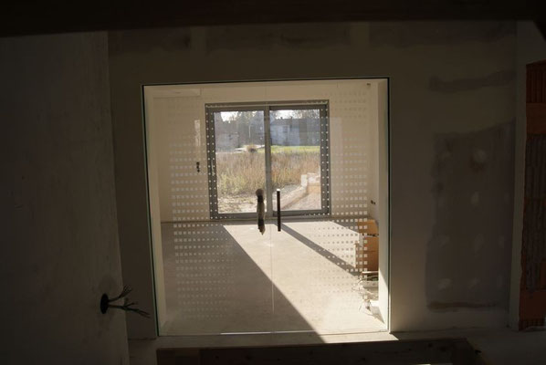 Der Trockenbau an der Küchentür wurde fertiggestellt und die Tür komplettiert. - Blick vom Flur aus