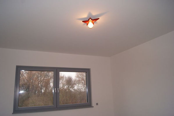 die montierte Lampe im kleinen Zimmer im Obergeschoss
