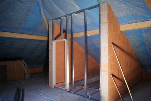 Ständerwerk für die Trennwand zum Dachboden mit Türzarge