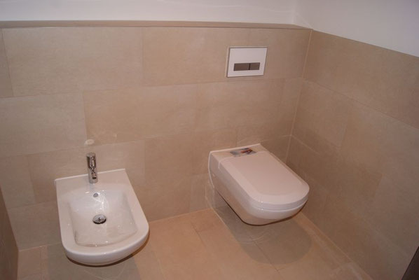 der Toilettenbereich im Bad OG ist fertig, die Schutzfolie ist vom Spültaster entfernt