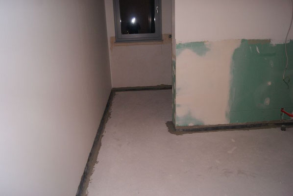 Die Fußboden-Wand-Anschlüsse wurden abgedichtet - Bad im OG.