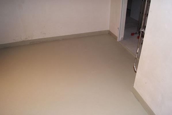 Beschichtung des Fußboden im Hausanschlussraum.