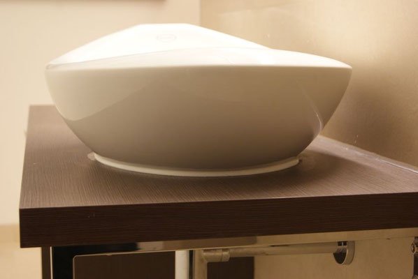 Waschtisch im Gästebad - die Silikonfuge wurde noch einmal hergestellt, beim ersten "Versuch" wurde transparentes Silikon benutzt und total unsauber angearbeitet