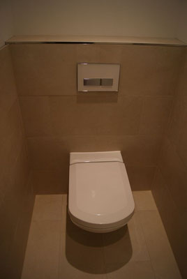 der Toilettenbereich im Gästebad ist fertig, hier ist ebenfalls die Schutzfolie vom Spültaster entfernt