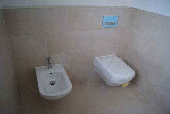 der WC-Bereich im Bad ist fertiggestellt - auf der Drückerplatte ist noch eine Schutzfolie