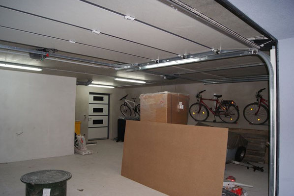 Die Lampen in der Garage sind montiert und angeschlossen.