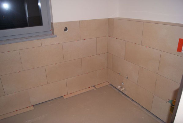 die Fliesenarbeiten im Wandbereich der WC-Nische im Bad OG sind fertiggestellt 