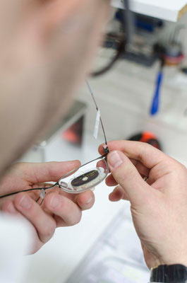 Kontrolle der soeben CNC- Automaten geschliffenen Gläser...