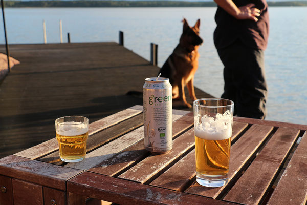 Das fanden unsere Menschen genial: am Bootssteg sitzen mit einer Dose Bier.