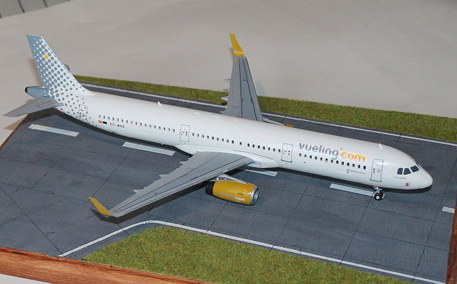 A 321 „ EC-MHS „ Vueling Airlines   Revell    1 / 144 -2