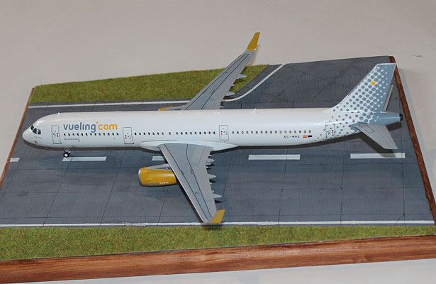 A 321 „ EC-MHS „ Vueling Airlines   Revell    1 / 144 -3