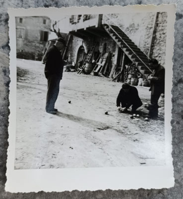 Devant la maison du forgeron,on joue aux boules (Photo de Mr&Mme Barlagalo)