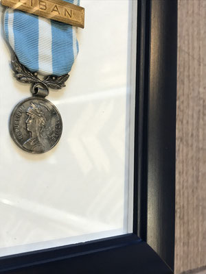 cadre encadrement décoration souvenir médaille militaire armes armée patrie combat fanion liban photographie France defense 