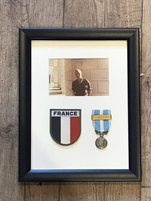 cadre encadrement décoration souvenir médaille militaire armes armée patrie combat fanion liban photographie France defense 