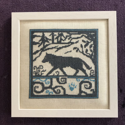 tendage ouatine polyphane molleton point de croix point compté broderie dentelle décoration loup gris anthracite arabesque pas patte turquoise relief volume tapisserie boutis 