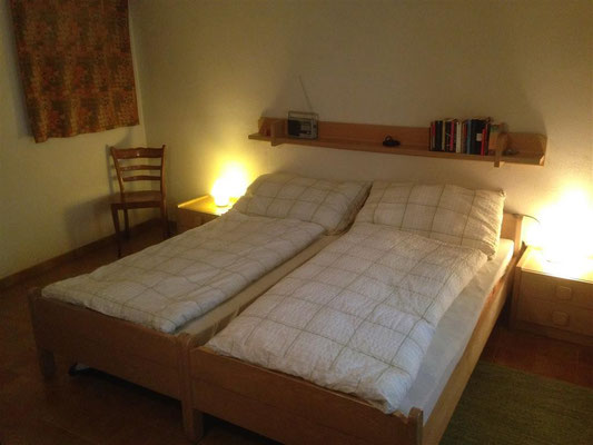 Schlafzimmer mit Doppelbett