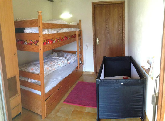 Schlafzimmer mit Kajüten- und Babybett
