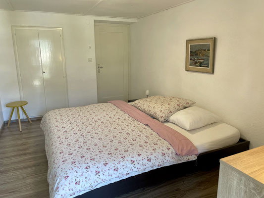 Schlafzimmer mit Doppelbett