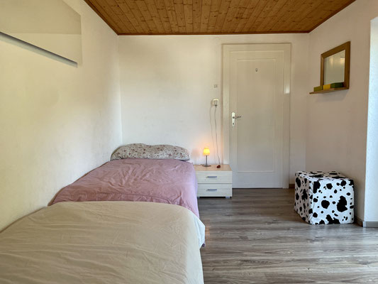 Schlafzimmer mit zwei Einzelbetten