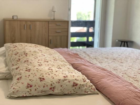 Schlafzimmer mit Doppelbett