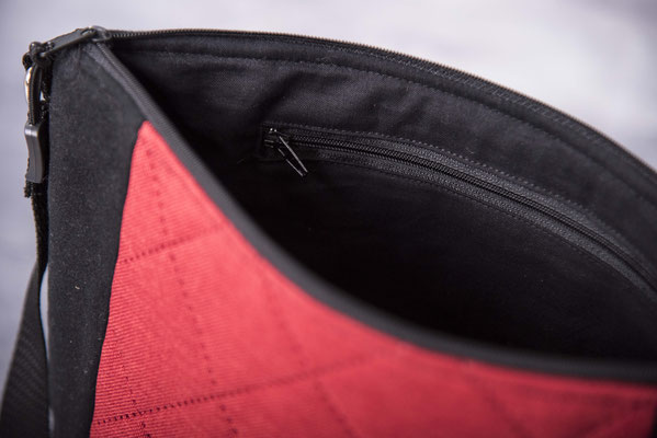 Modell 1: Schicke rot/schwarze Tasche für alle Gelegenheiten. Höhe ca 27cm, Breite ca 29cm.