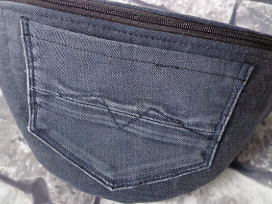 Modell 6: Jeans geht immer, auch bei Bauchtaschen. Die Gurtlänge bei kleinster Einstellung beträgt 66 cm, bei längster 117 cm.