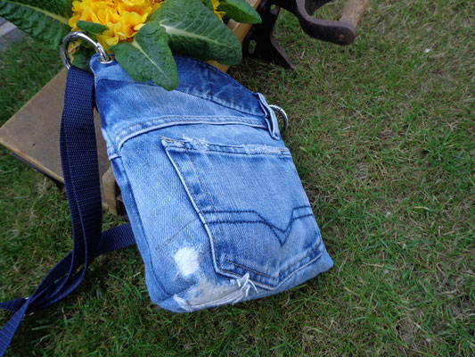 Modell 7: Und noch eine kleine Jeanstasche in modischem ausgefranstem Style und süßem Streublumeninnenfutter. H/B ca 25/20 cm.