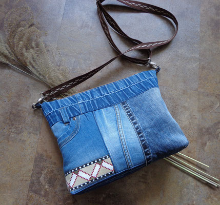 Modell 9: Einige Jeans getrennt, damit diese Tasche entsteht. H/B ca 28 / 35 cm. Gurt ist verstellbar.