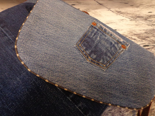 Modell 8: Und wieder mal mussten ein paar Jeans für diese Tasche herhalten. :-)  H/B ca 33 / 28 cm. Gurt ist verstellbar.