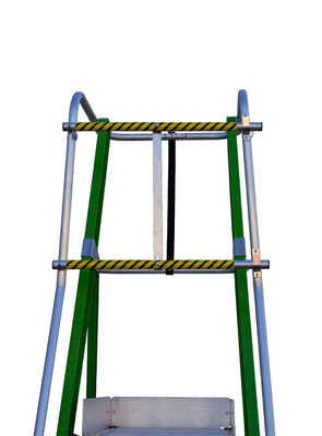 Escalera de fibra con plataforma, recinto cerrado y estabilizadores