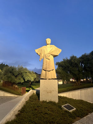 Estátua do Bispo D. António Ferreira Gomes (Statue von Bischof D. António Ferreira Gomes)