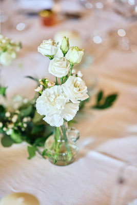 Ros'Arum_mariage tons blanc_champêtre_table invités_fleuriste mariage Rumilly